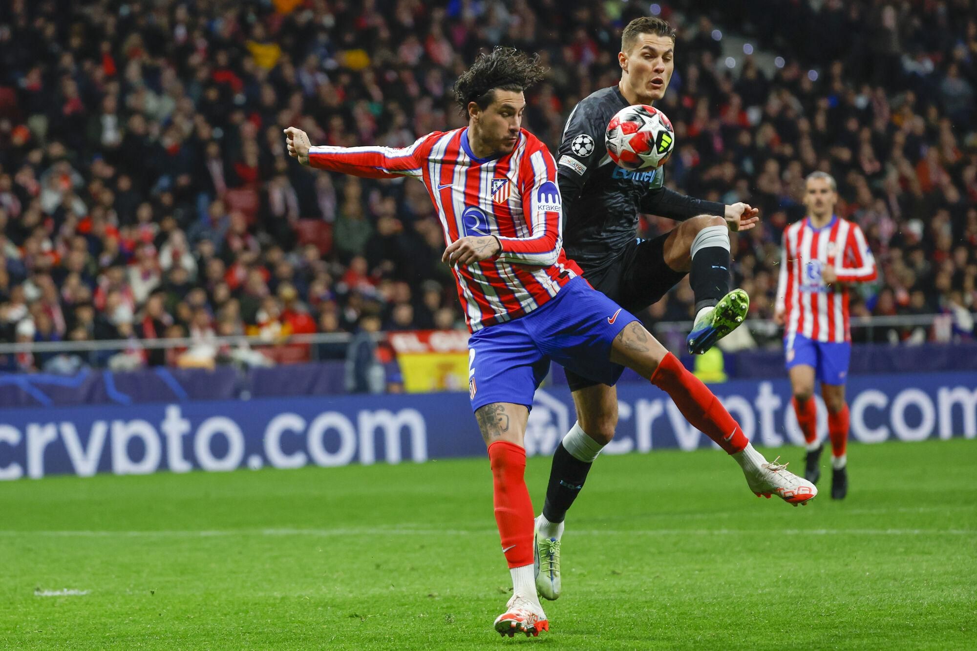 MADRID, 21/01/2025.- El delantero del Bayer Leverkusen Patrik Schick (d) disputa un balón con el defensa del Atlético de Madrid José María Giménez (i) durante el encuentro correspondiente a la fase regular de la Liga de Campeones que disputan hoy martes Atlético de Madrid y Bayer Leverkusen en el estadio Metropolitano, en Madrid. EFE/ Juanjo Martín
