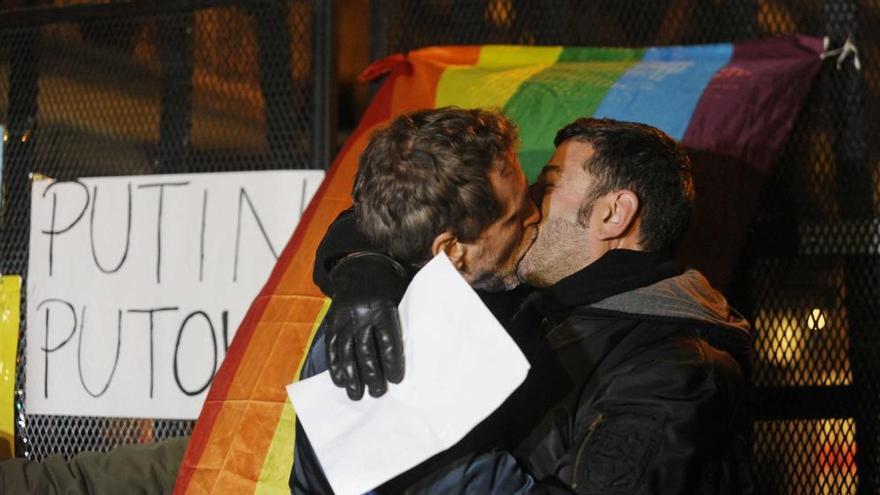 Una pareja de homosexuales se besa ante la Embajada rusa en Buenos Aires en protesta por la llegada de Putin a Argentina.