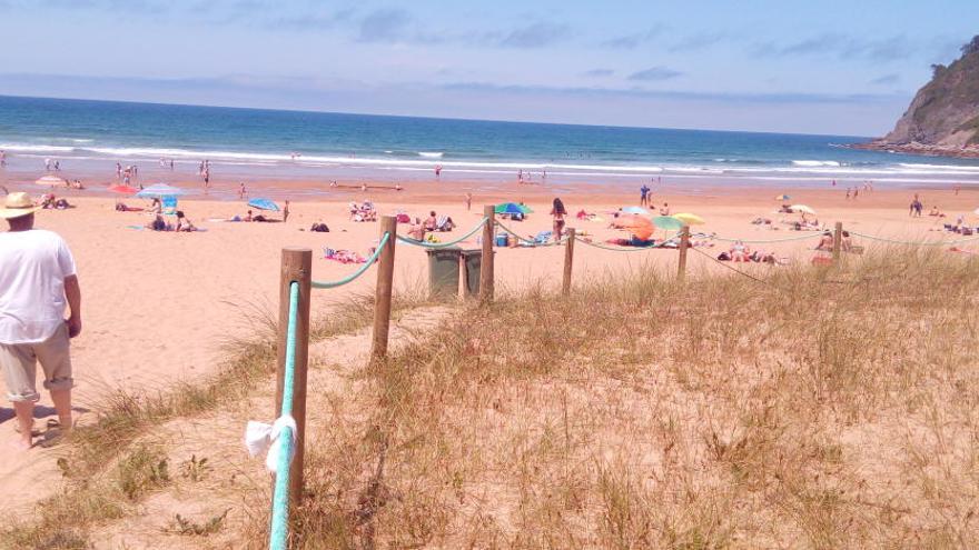 El Principado investiga el origen de la mancha aparecida en la playa de Rodiles