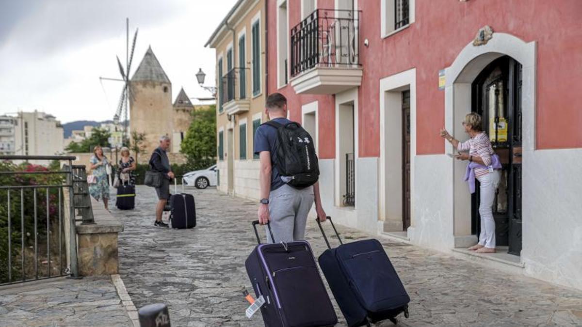 Turistas con maletas en es Jonquet, en Palma.