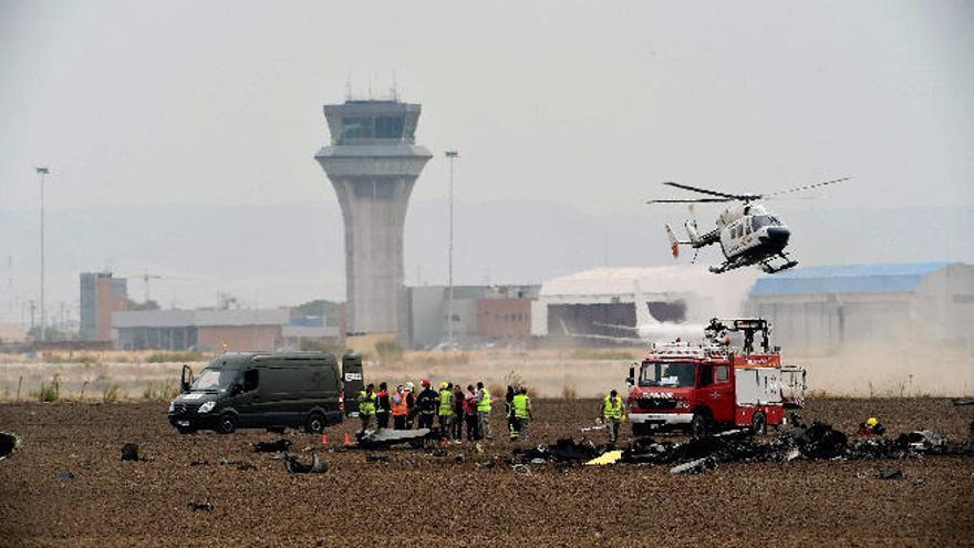 Los restos del avión F-18 accidentado ayer en la Base Aérea de Torrejón de Ardoz, en Madrid.