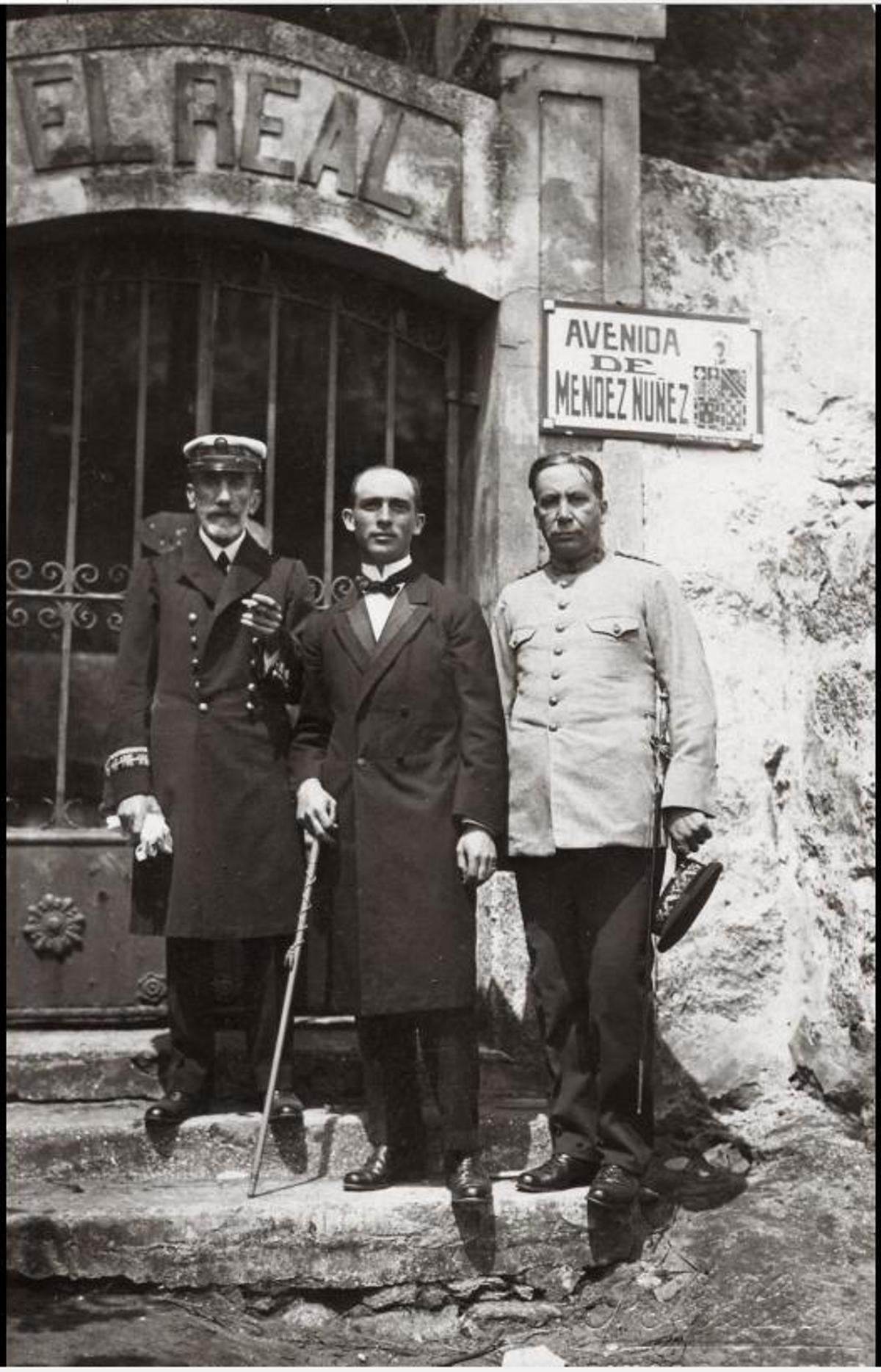 Casto e Genaro Méndez-Núñez co que fora alcalde de Ernesto Carballo, no centro. Ano 1924.