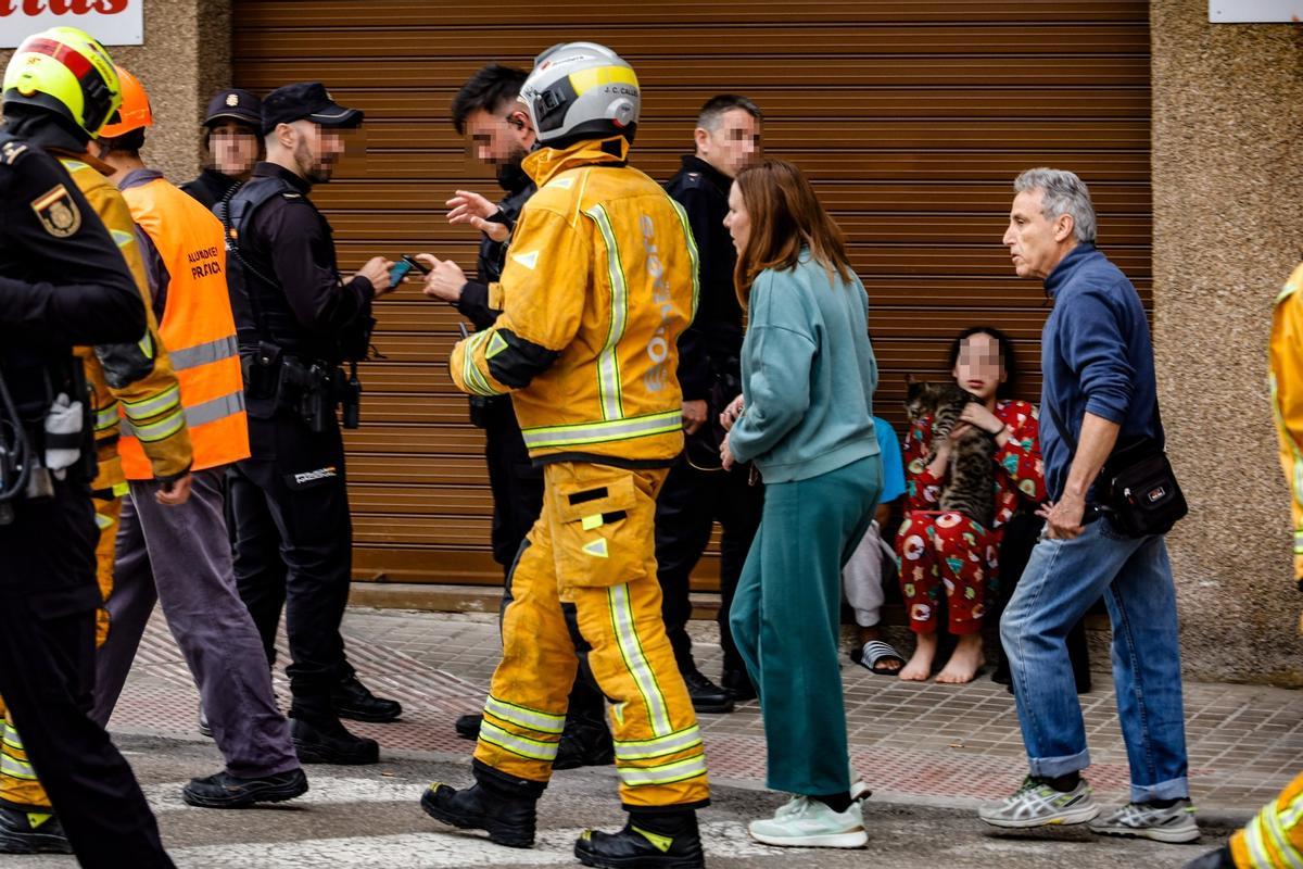 Un incendio provocado por un calefactor obliga a desalojar varias viviendas en Alcoy