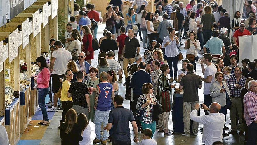 Público, ayer por la mañana, en la Feria del queso y el vino en el pabellón de exposiciones de La Magdalena.