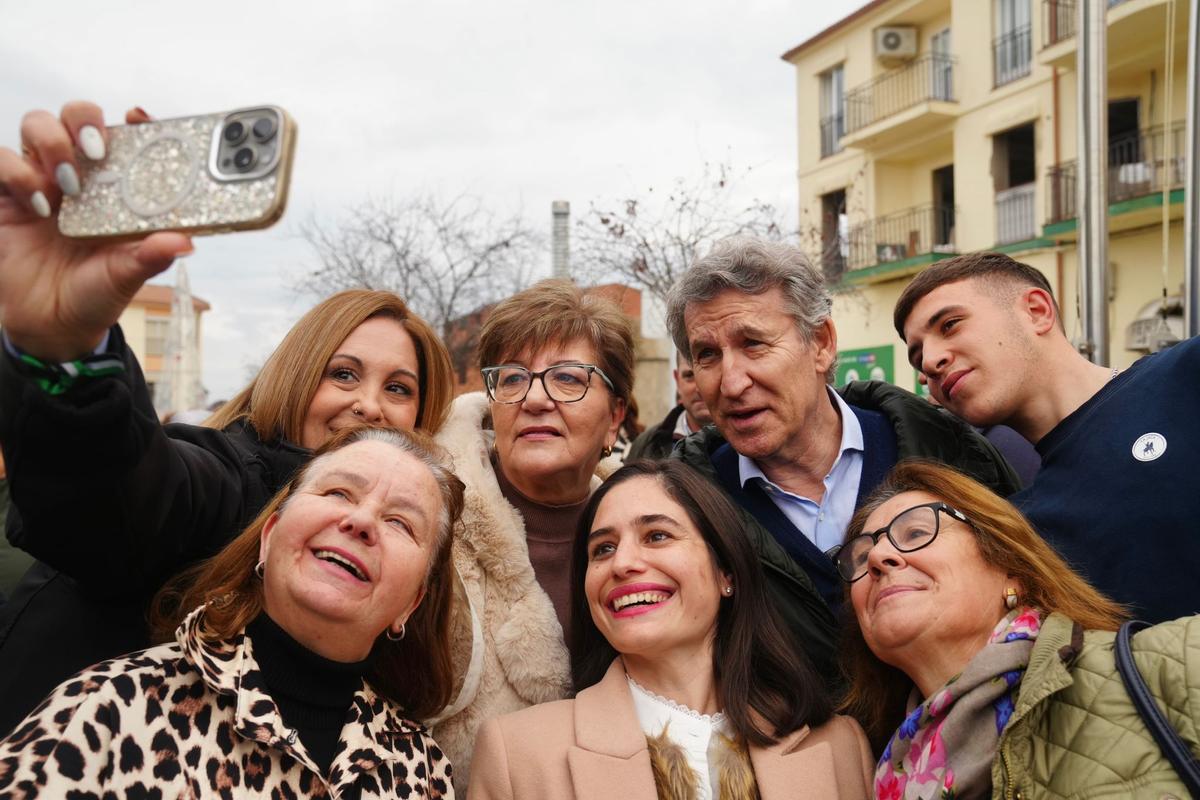 Feijóo se da un baño de multitudes en La Siberia extremeña, durante la campaña para el 21D
