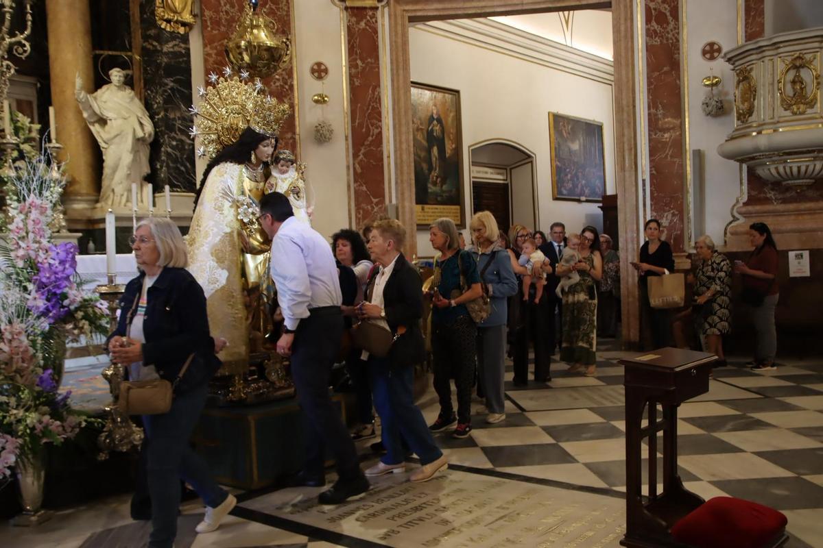 Miles de fieles  participan en el tradicional "Besamanos" a la Virgen de los Desamparados