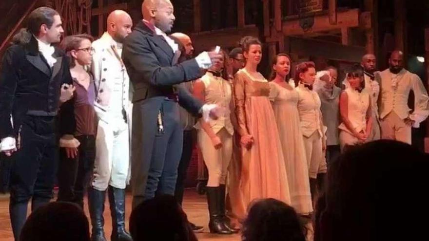 Bronca al vicepresidente electo durante un musical en Broadway  |  El elenco del musical &quot;Hamilton&quot;, uno de los más aclamados de todos los tiempos, sorprendió el viernes por la noche al vicepresidente electo, Mike Pence, que se había acercado a verlo, leyéndole una proclama titulada &quot;Los Estados Unidos diversos temen al Gobierno de Donald Trump&quot;, que fue vitoreada por buena parte del público.