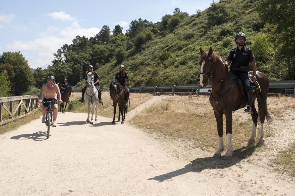 La caballería policial patrulla las termas