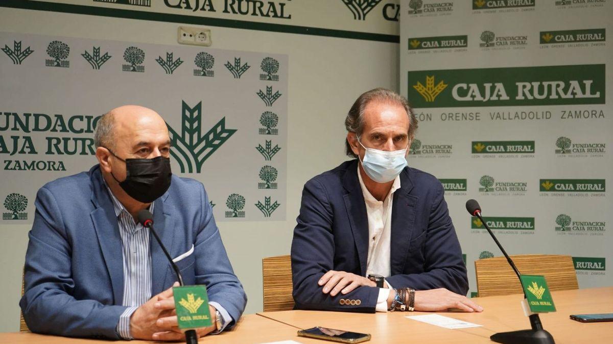Feliciano Ferrero, secretario de la Fundación Caja Rural de Zamora y Óscar Iglesias, gerente del Hospital Recoletas.