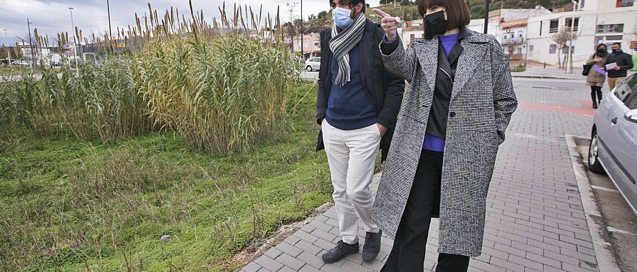 Roberto Aznar y Diana Morant, ayer en su recorrido por los solares de Santa Anna. | ÀLEX OLTRA