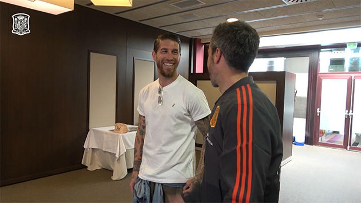 Sergio Ramos visitó a la Selección femenina en su preparación para el Mundial