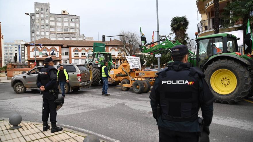 Los tractores circulan por el centro de Badajoz y provocan algunas retenciones