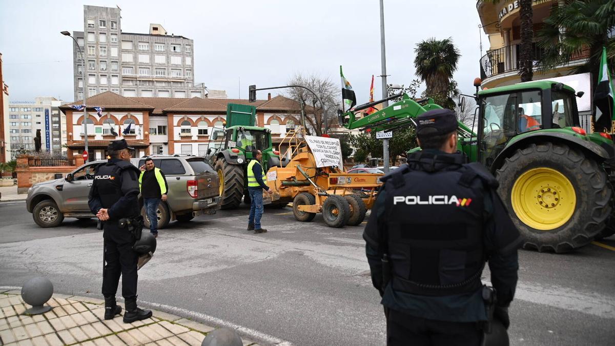 Tractores en la avenida de Huelva de Badajoz, donde está la sede de la delegación del Gobierno en Extremadura.