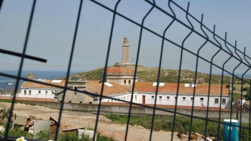 La antigua prisión provincial, con la Torre de Hércules al fondo.