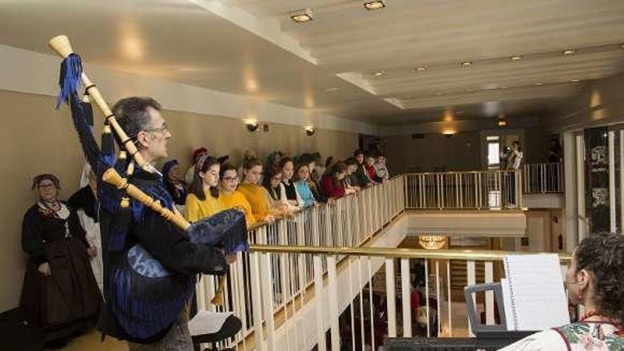 Xuacu Amieva, con los alumnos del Buenavista I.