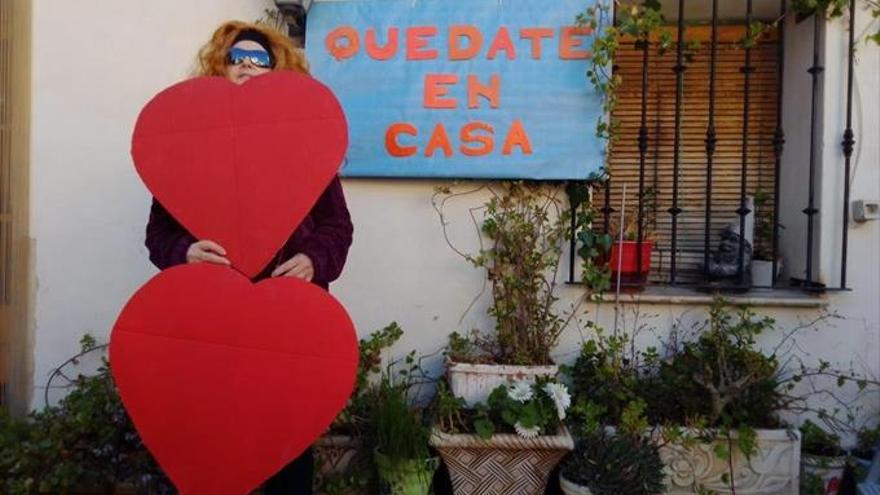 Los vecinos se divierten en sus casas durante el confinamiento