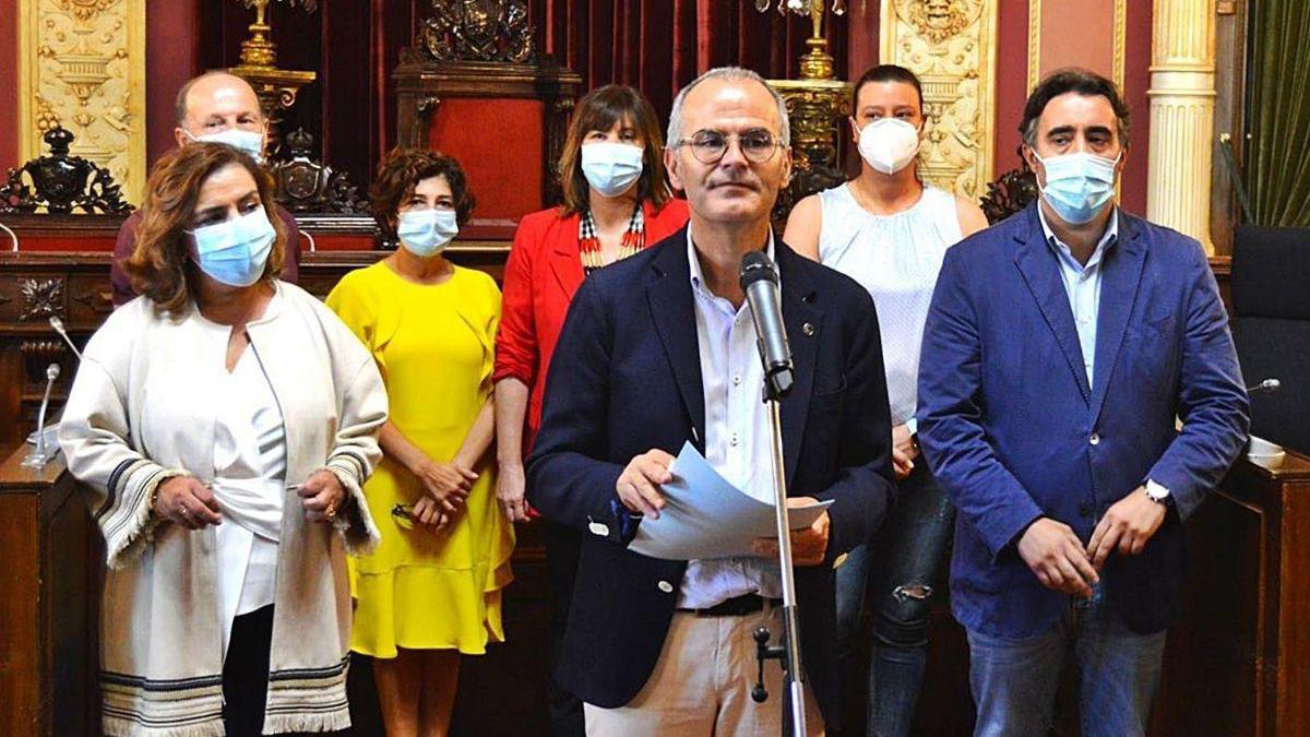 Jesús Vázquez, junto al resto de ediles del PP, anuncia la renuncia a sus funciones.