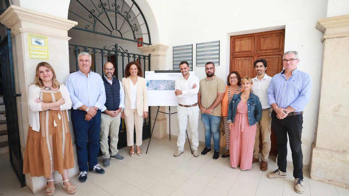 Autoridades insulares y municipales, este jueves en el ayuntamiento de Ses Salines.