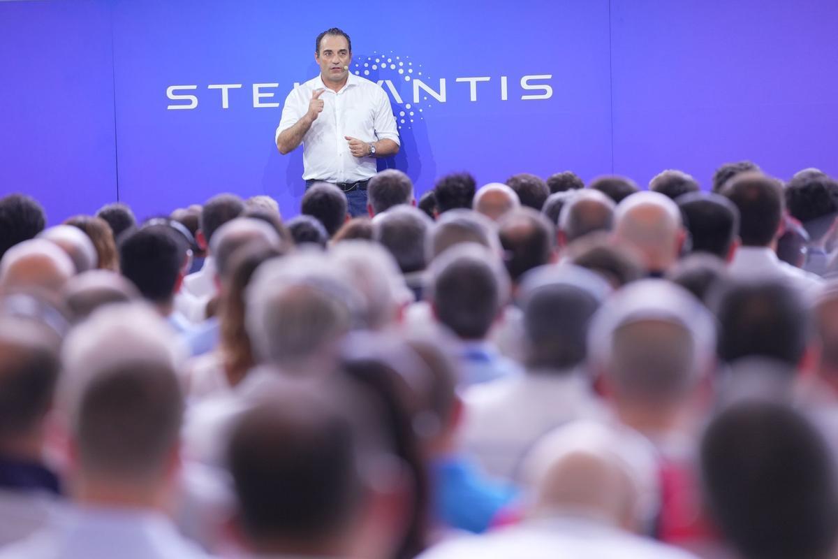 El CEO de Stellantis, Antonio Filosa, perfila el plan estratégico del grupo centrándolo en la reducción de costes