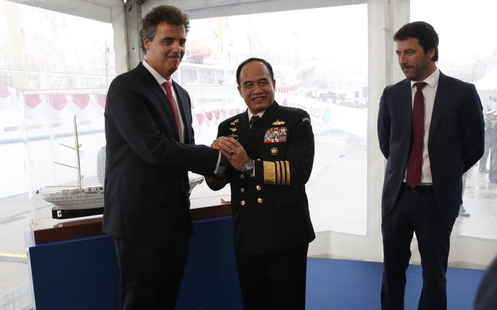 Acto de entrega del Bima Suci a la Armada de Indon