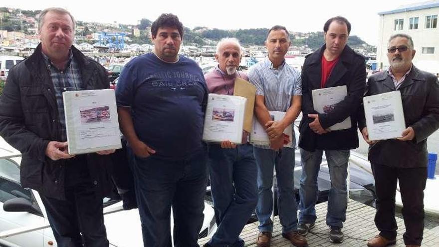 Rosas, en el centro, junto a los armadores del cerco de la cofradía de Bueu cuando entregaron sus roles para iniciar el paro. // S.Á.