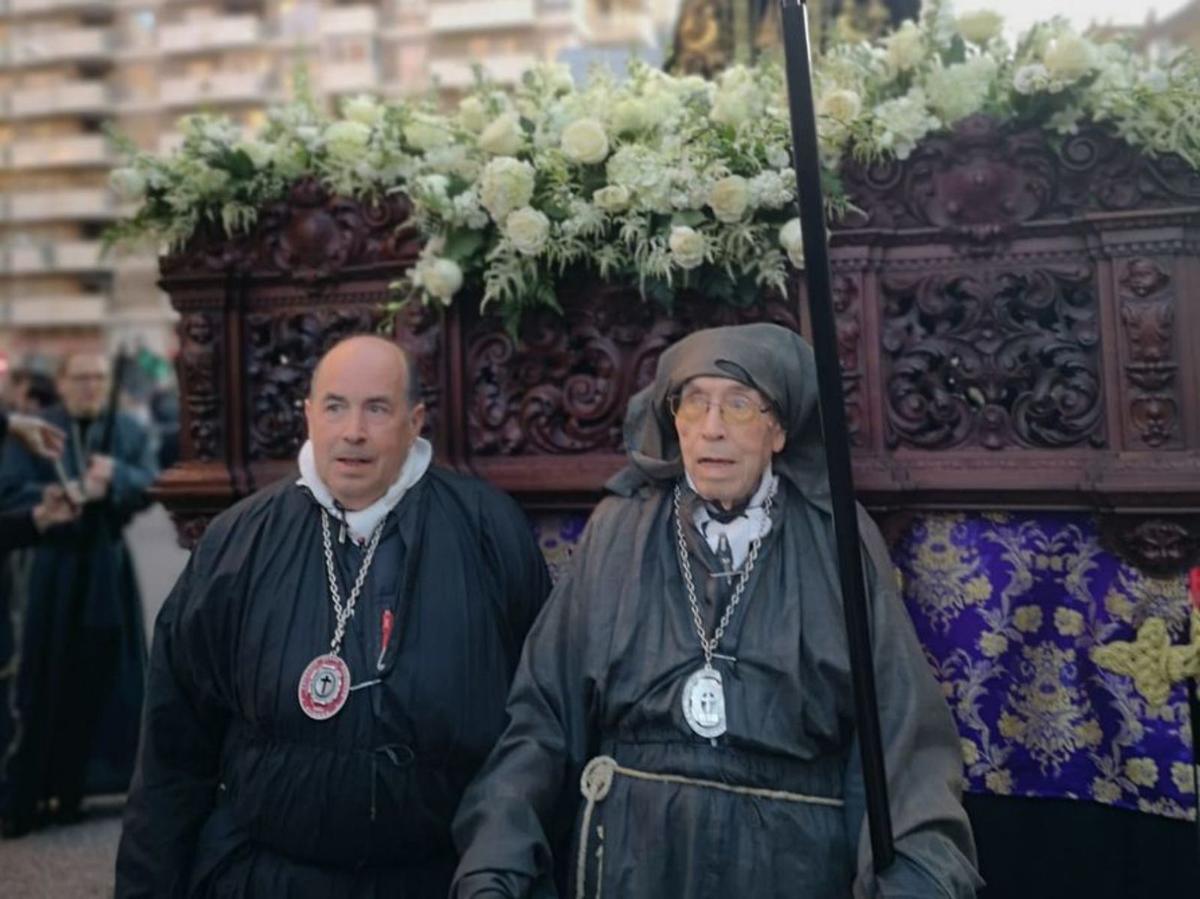 Ricardo Santamaría, antes de iniciar el recorrido, con su hijo Marcos.