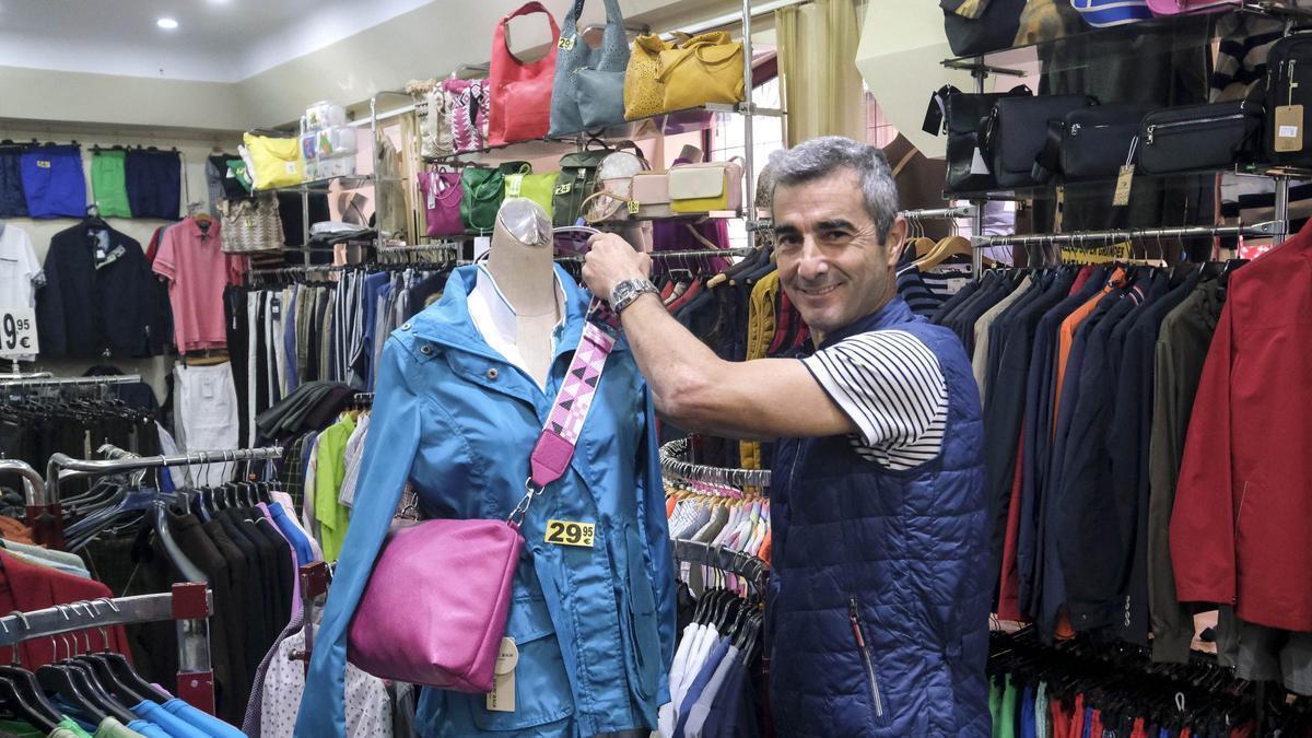 Ernesto Pérez coloca un bolso en la tienda Ernest.