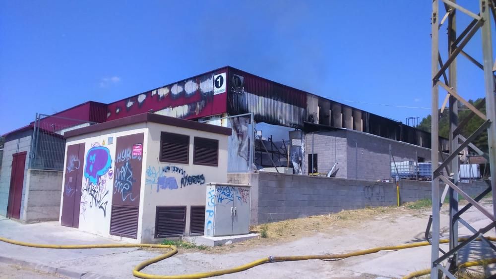 Incendi a la fàbrica Bo de debò a Sant Vicenç de Castellet