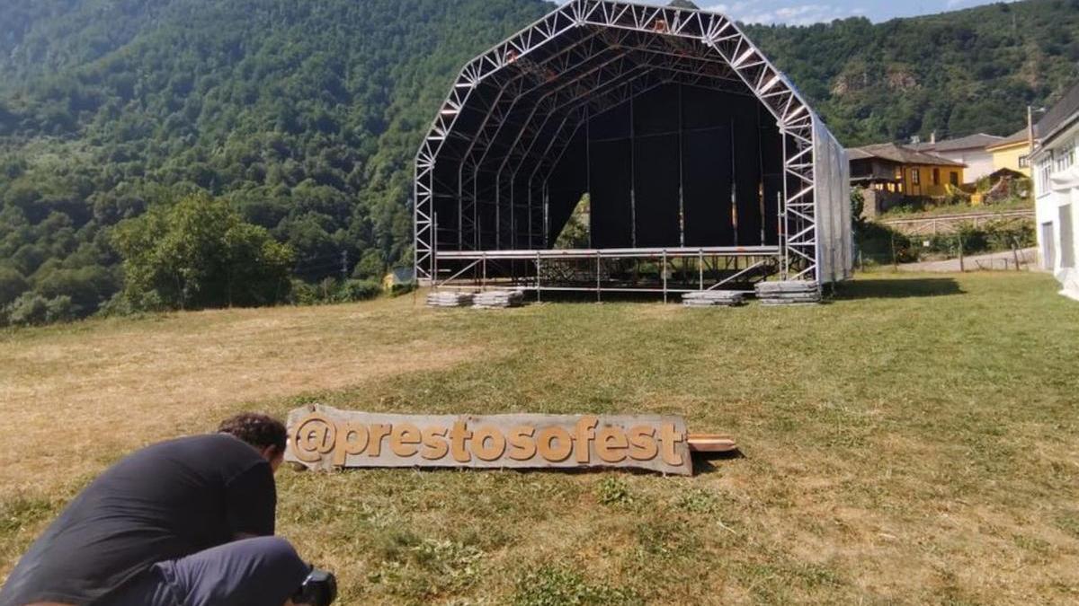 Un operario realiza los últimos ajustes en uno de los escenarios del Prestoso Fest, ayer, en Gedrez. | Reproducción de S. A.