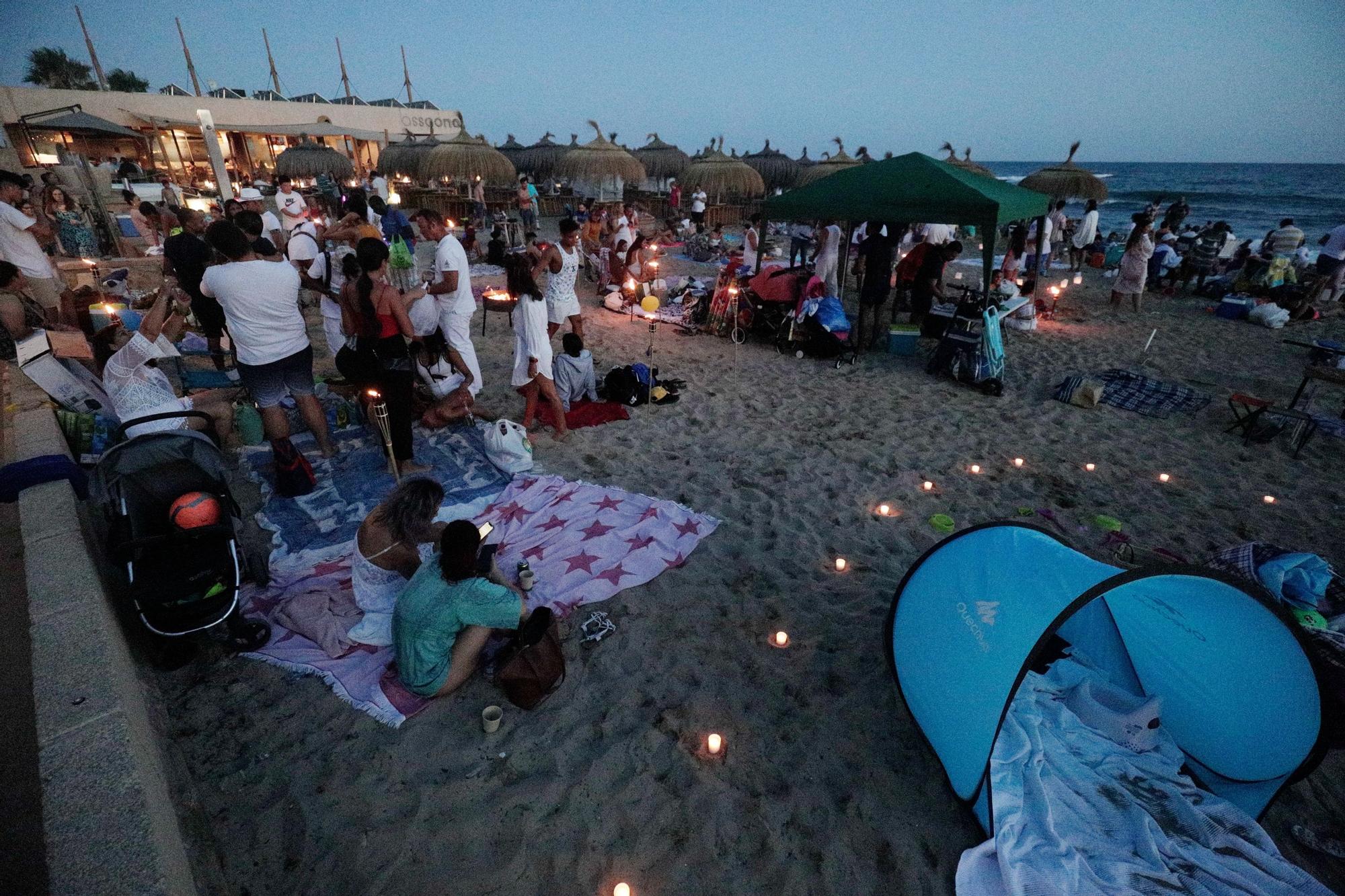 La Nit de Sant Joan vuelve con las playas de Palma a rebosar