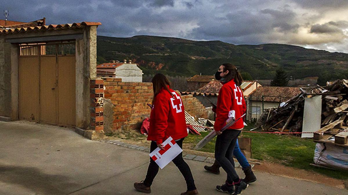 Voluntarios de Cruz Roja, desarollando su trabajo. | LEVANTE-EMV