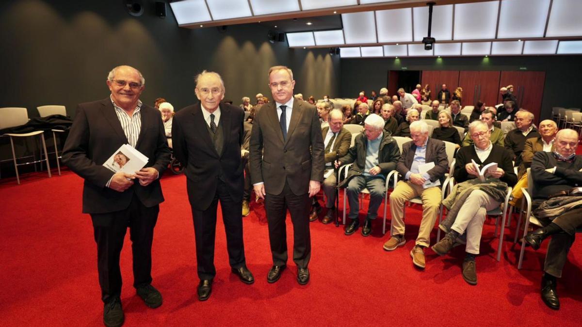 De izquierda a derecha, Carlos del Cano, Juan de Lillo y  Javier Junceda, ayer en el Club LA NUEVA ESPAÑA.