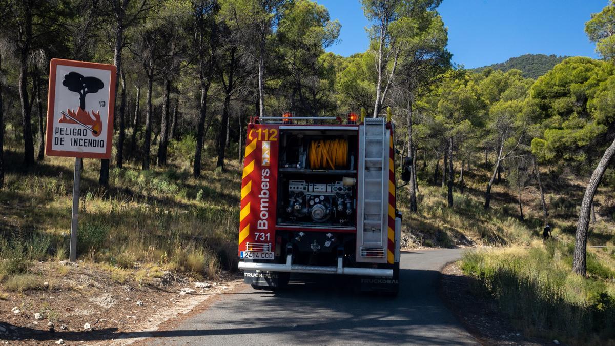 Uno de los camiones de bomberos en el Maigmó.