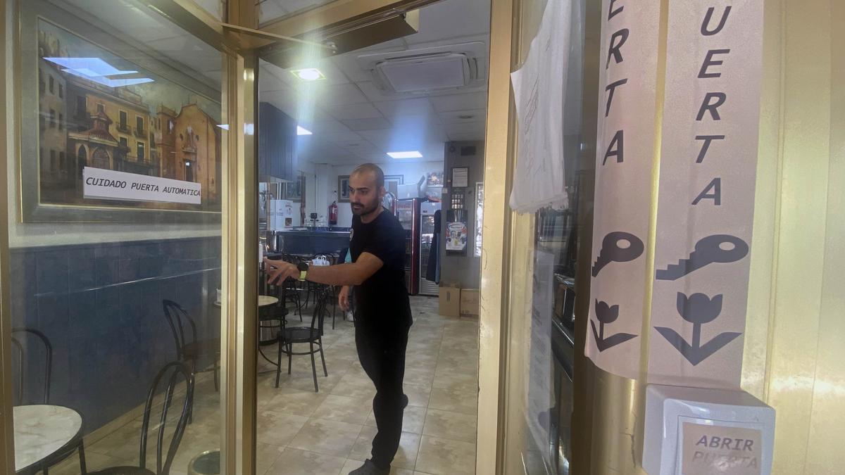 Puerta de apertura automática en una cafetería de Elche.