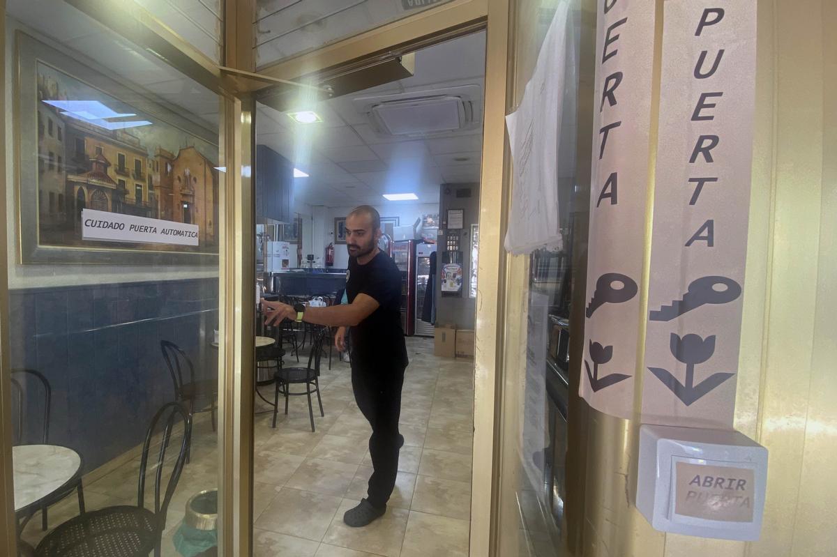 Puerta de apertura automática en una cafetería de Elche.