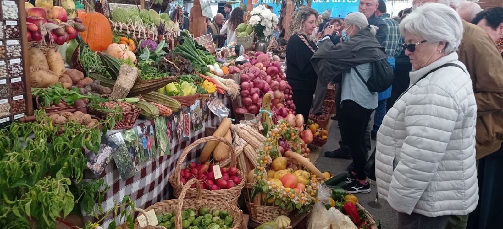 Uno de los puestos de venta de productos de la huerta. | J.Q.