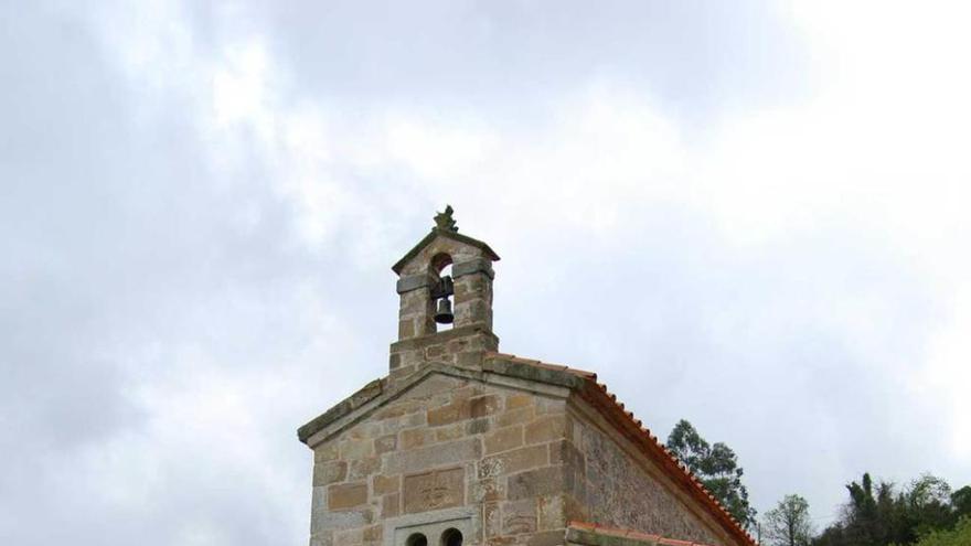 Visitantes ante la iglesia de San Salvador de Valdediós.