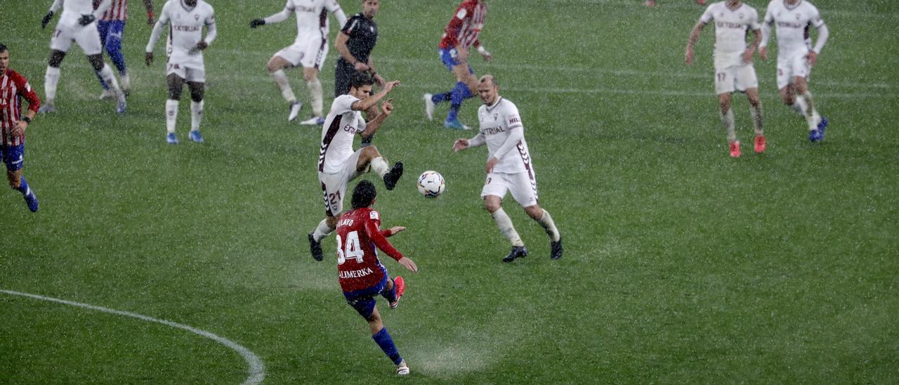 Un acción del Sporting-Albacete entre el agua.