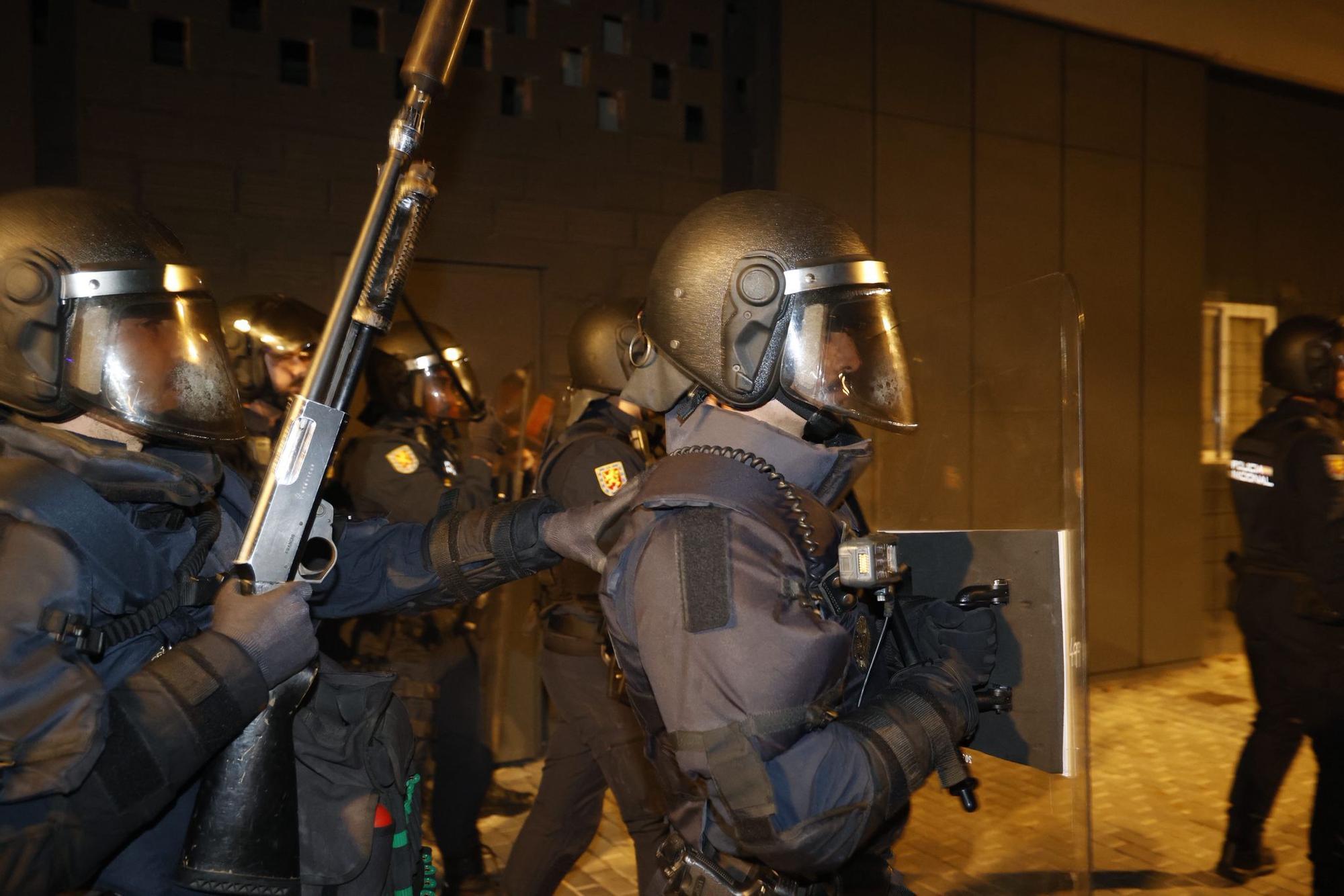 Enfrentamientos entre policía y manifestantes ante un Roig Arena blindado