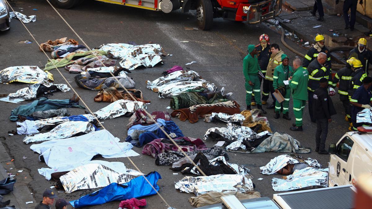 Más de 60 muertos en un incendio en Johannesburgo