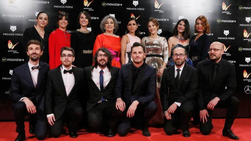 A la izquierda, el equipo de &quot;La novia&quot;, que recibió seis premios &quot;Feroz&quot;. Sobre estas líneas, Mario Casas, mejor actor de reparto.