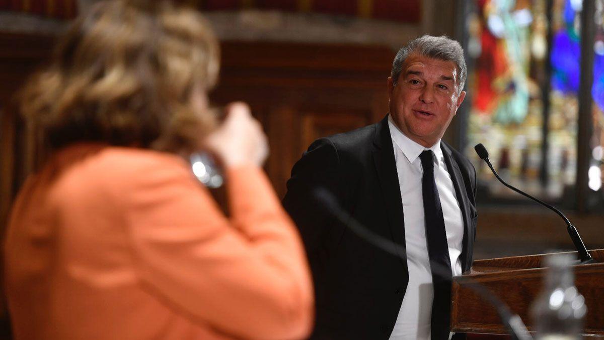 Joan Laporta parla amb Ada Colau durant la presentació de les novetats sobre l&#039;Espai Barça