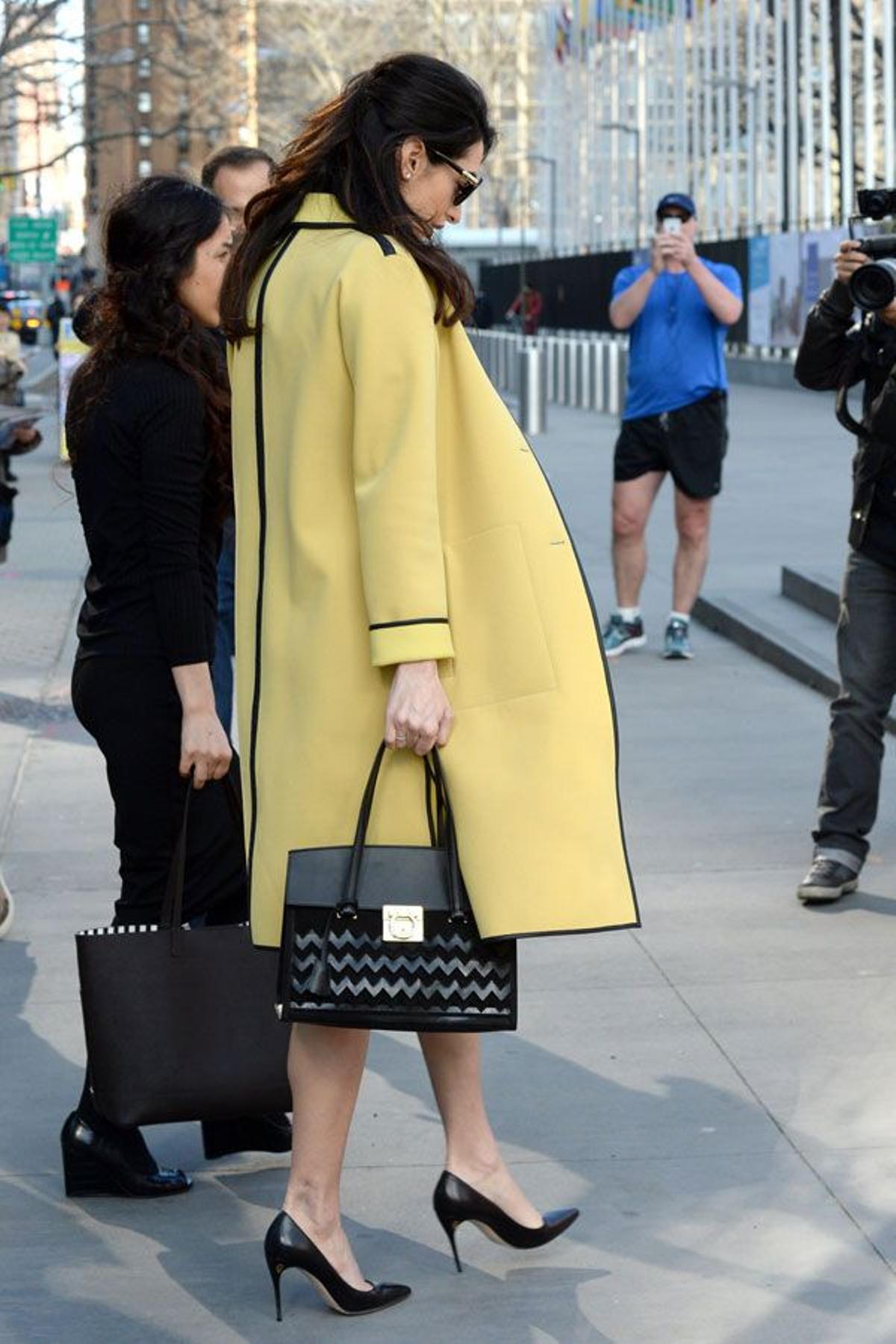 Amal Clooney con look todo en amarillo de Bottega Veneta y accesorios en negro