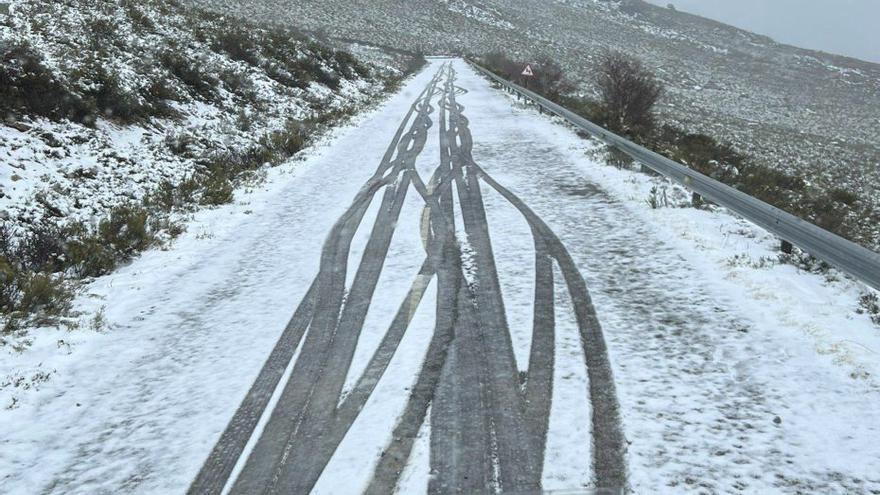 Labores de limpieza en el Alto de Vizcodillo.