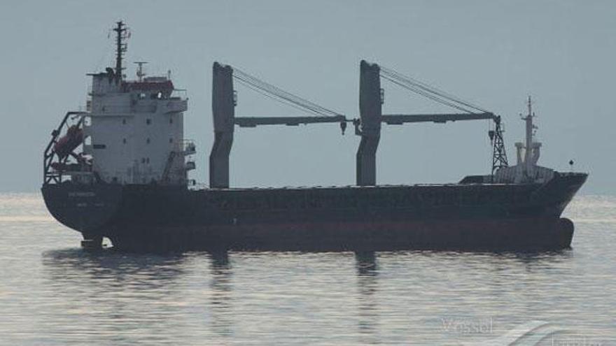 El buque con arena del Sáhara evita atracar y fondeará esta noche en la Bahía de Palma