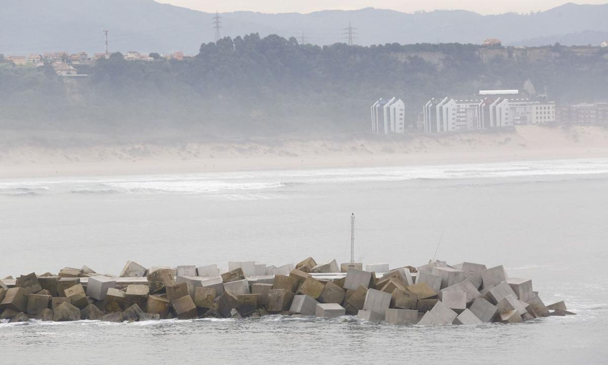 Bloques de hormigón en el dique de la playa de San Juan. | R. S.