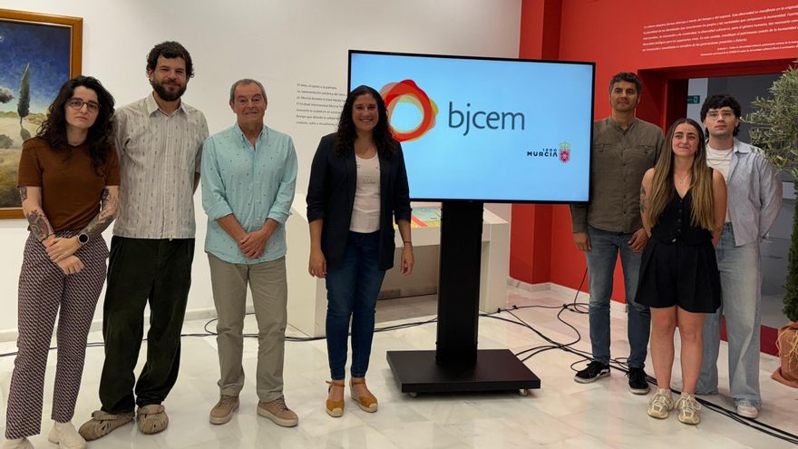 Sofía López-Briones (c) junto a los artistas participantes en la bienal y técnicos del Ayuntamiento.