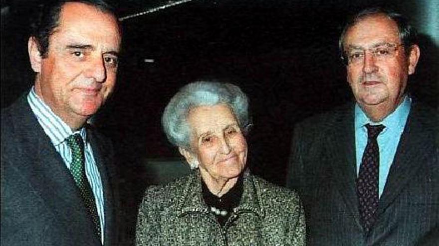 Carmen Delgado Roses, viuda de Juan March Servera, junto a sus hijos Juan y Carlos March.