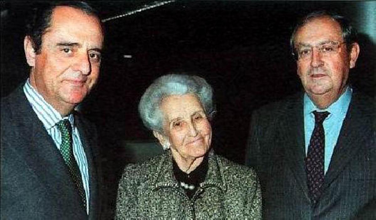 Carmen Delgado Roses, viuda de Juan March Servera, junto a sus hijos Juan y Carlos March.