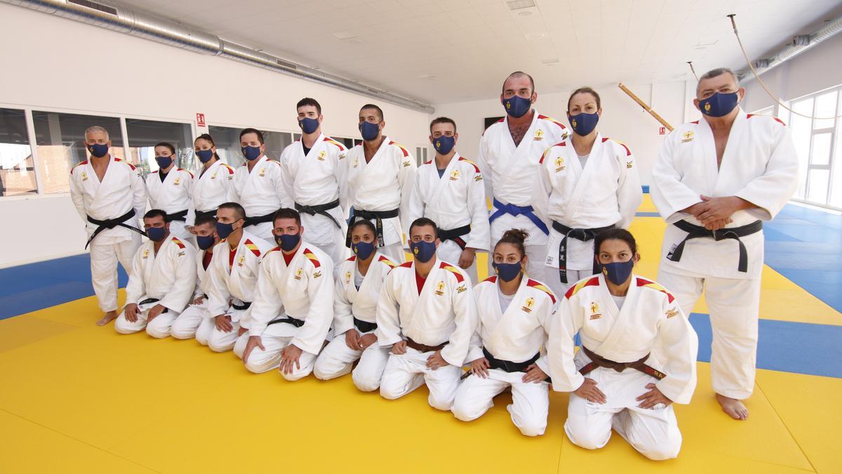 Deportistas y entrenadores posan en la Ciudad Deportiva de Cáceres.